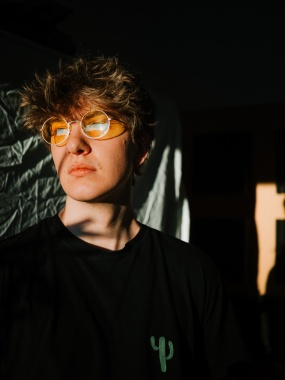 潮流圆框眼镜帅哥图片